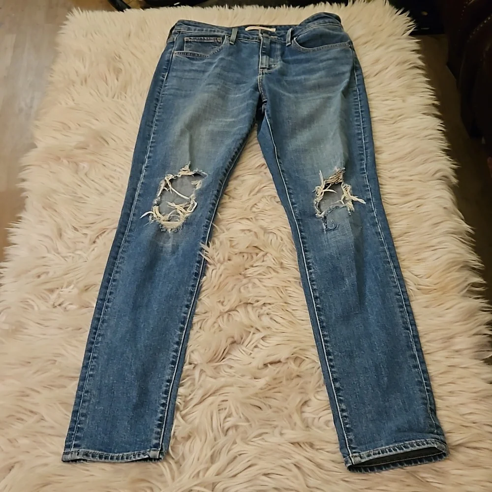 ~~Levi’s High Rise Skinny Jeans Size 28 Ripped Knees~~